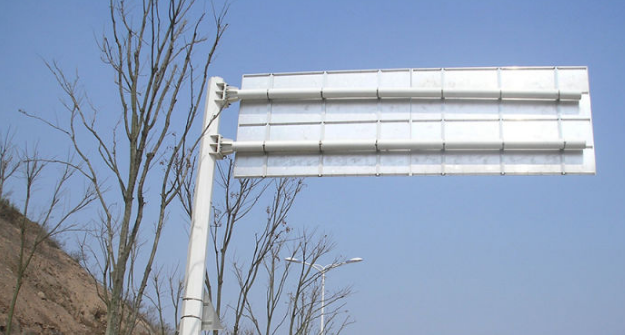 道路交通標(biāo)志牌安裝在道路上應(yīng)要做到哪些要求？